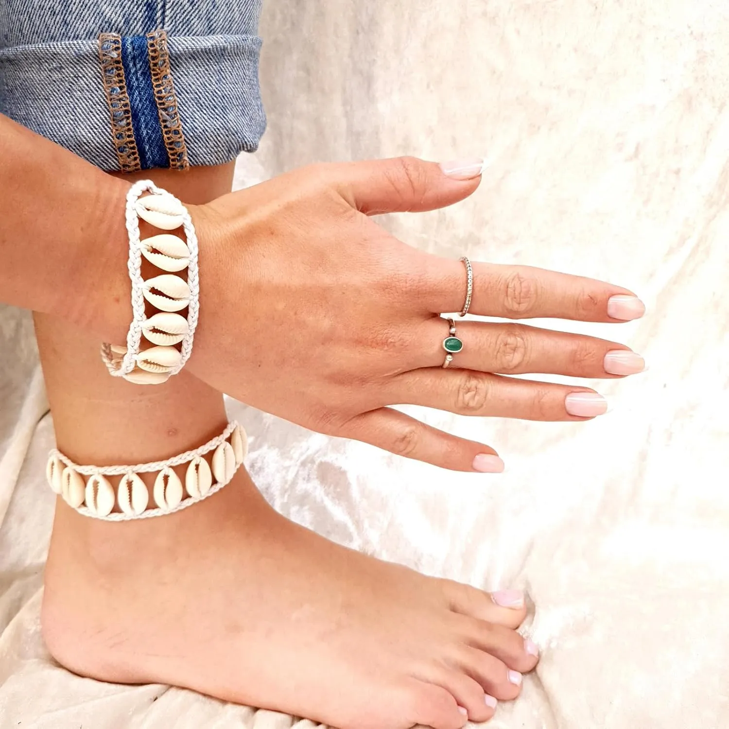 Bracelet Cowrie Puka Shell Adjustable Cotton Thread Beach Boho Chic Style for Men and Women 2Psc (White)
